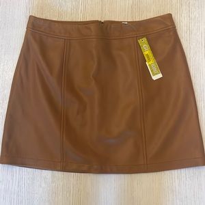 Gianni Bini tan faux leather mini skirt. Size M. NWT.